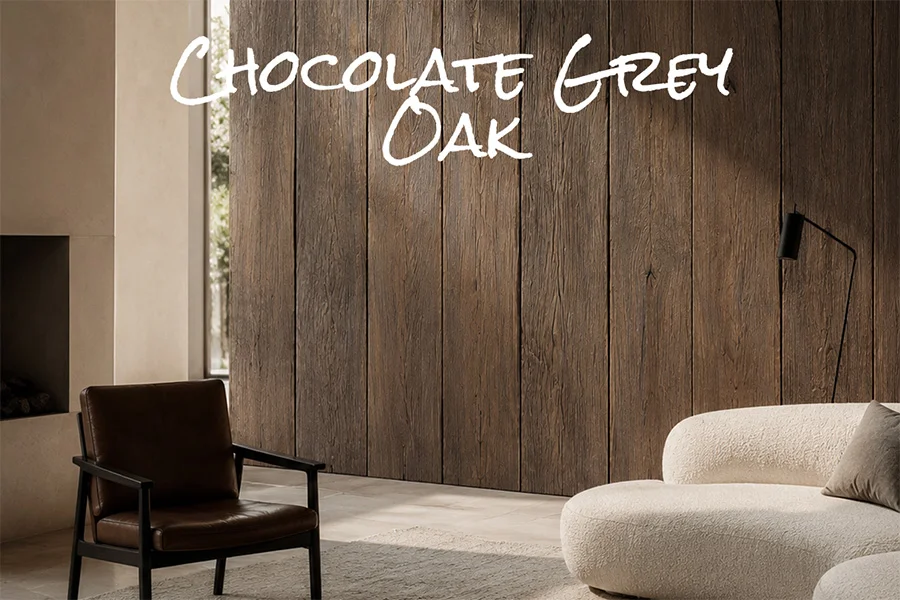 Ściana z desek dębowych chocolate grey przy kominku, skórzany fotel i lampa podłogowa, z nazwą wykończenia na kadrze