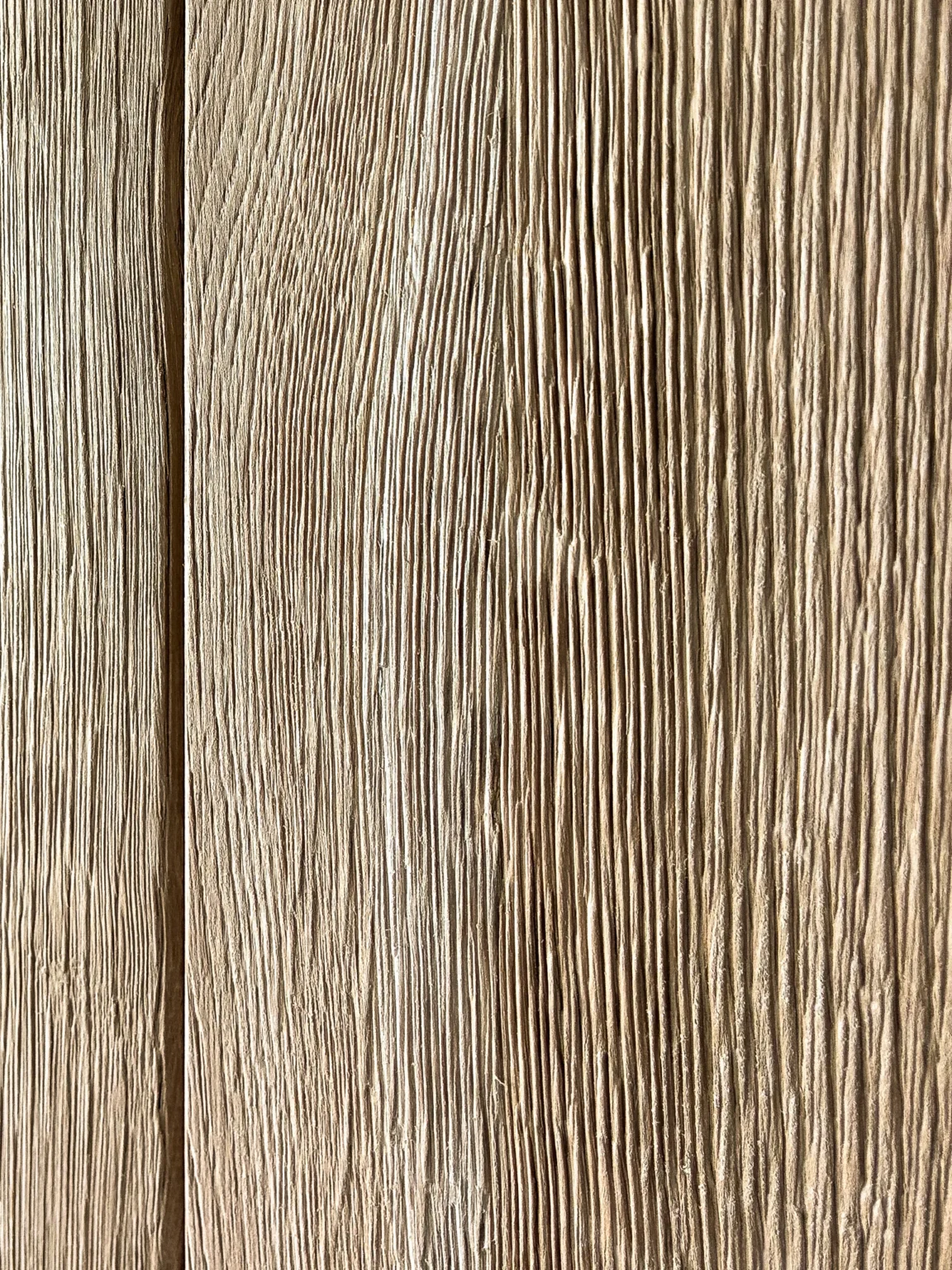 Faktura deski ściennej z litego dębu w kolorze natural, detal powierzchni z sękiem, ciepły jasny beż