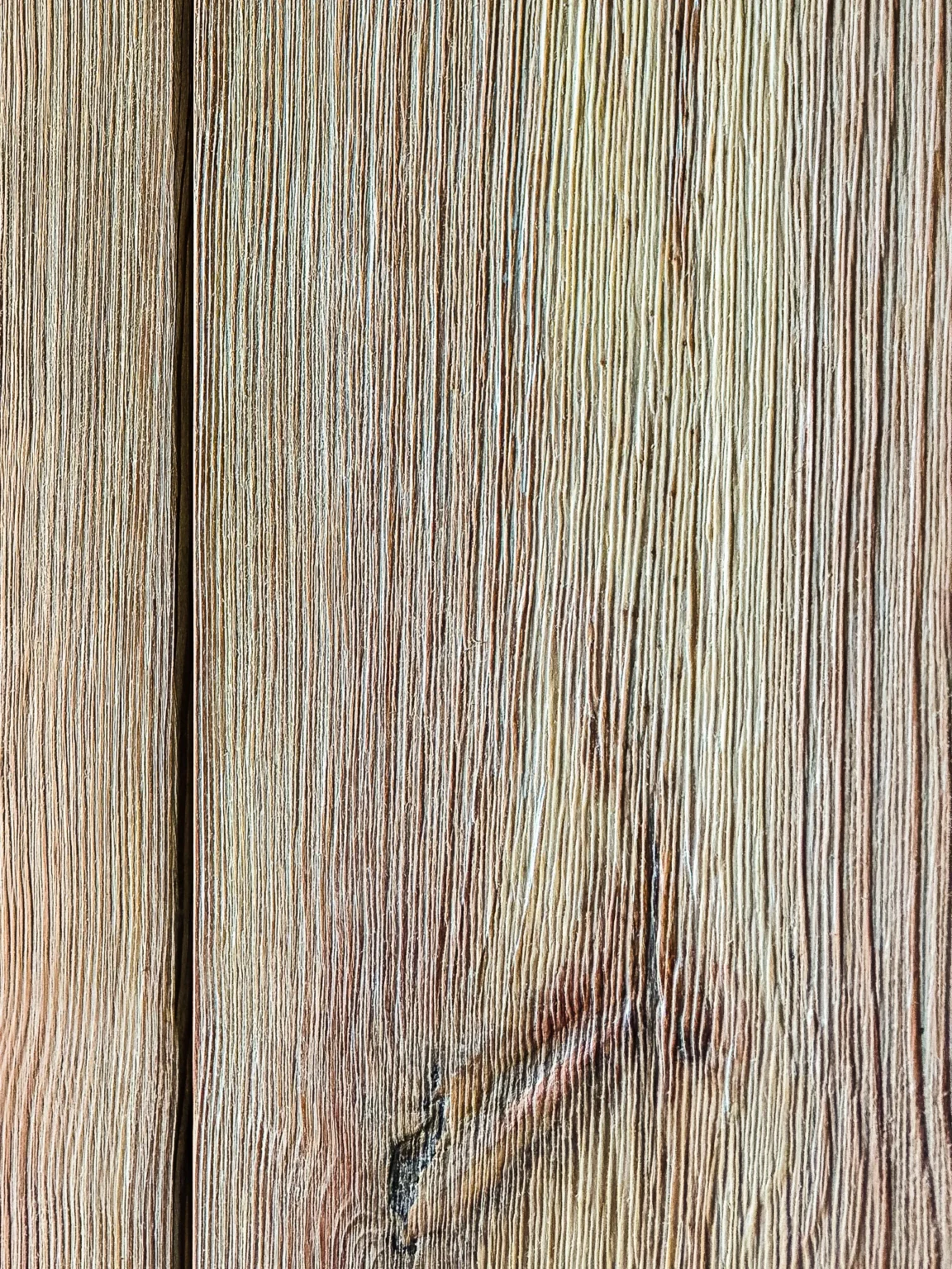 Faktura deski ściennej ze starego drewna w kolorze natural white, styk dwóch desek, jasna wyblakła patyna