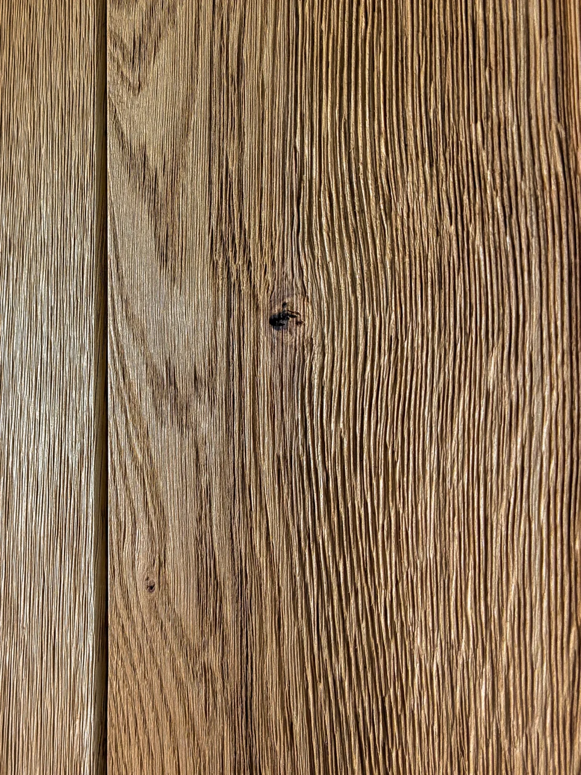 Faktura deski ściennej z litego dębu w wykończeniu oil natural, styk dwóch desek, naturalny olejowany brąz