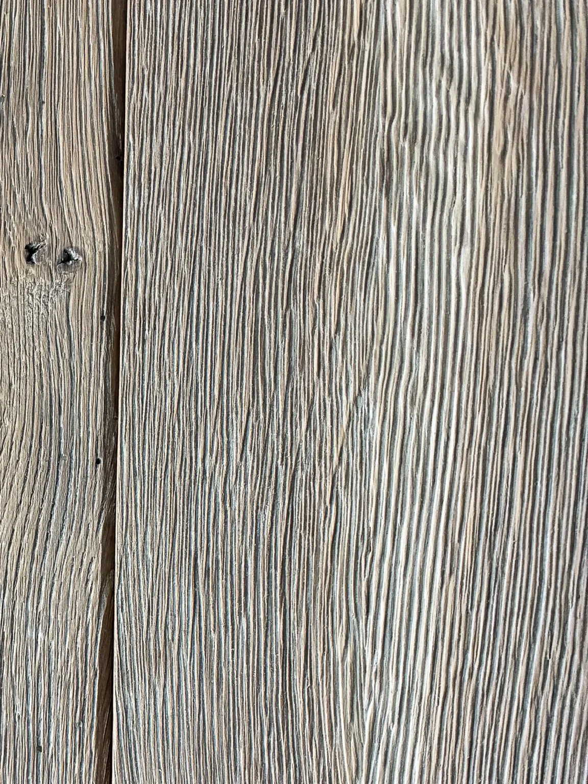 Faktura deski ściennej z litego dębu w kolorze pearl white, styk dwóch desek, jasna bielona szarość