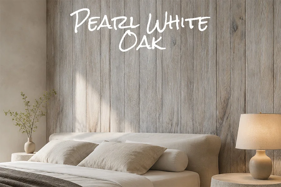 Jasnoszara ściana z desek dębowych pearl white nad łóżkiem, gałązki w wysokim wazonie, z podpisem dekoru