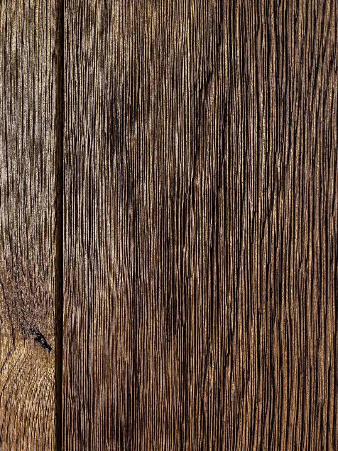 Faktura deski ściennej z litego dębu w kolorze whisky, styk dwóch desek, ciepły koniakowy brąz